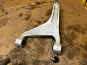 NOWY WAHACZ TYLNY TYŁ LEWY INFINITI Q70