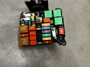 SKRZYNKA BEZPIECZNIKÓW PRZEKAŹNIKÓW MODUŁ BSM PEUGEOT 2008 II 1.5 BLUE HDI