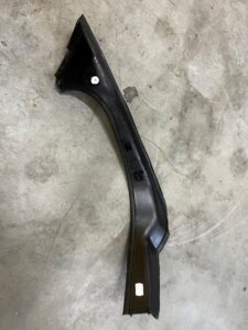 OSŁONA WNĘKI KLAPY BAGAŻNIKA RYNIENKA LEWA BMW 5 G30 M5 F90