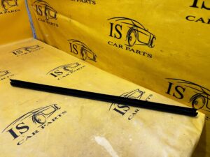 USZCZELKA LISTWA ZGARNIAJĄCA SZYBY PRZÓD PRAWY PEUGEOT 3008 II