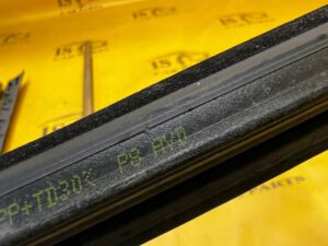 USZCZELKA LISTWA ZGARNIAJĄCA SZYBY PRZÓD PRAWY PEUGEOT 3008 II