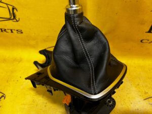 GAŁKA LEWAREK MIESZEK SKÓRA FORD FIESTA MK8