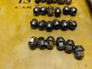 KOMPLET NAKRĘTKI DO KÓŁ KOMPLET 24 SZT FORD BRONCO 21-