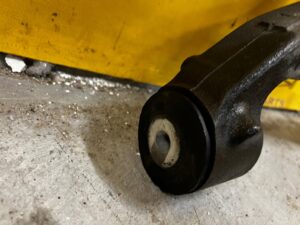 WAHACZ PRZEDNI DOLNY PRAWY JEEP GRAND CHEROKEE WK2