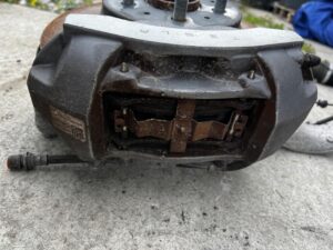 ZWROTNICA ZACISK TARCZA HAMULCOWA PRZÓD LEWY TESLA MODEL 3 PRZEDLIFT RWD