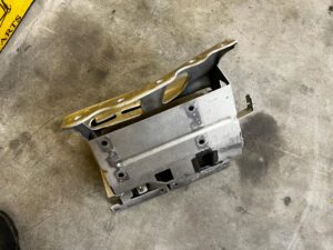 STELAŻ MOCOWANIE PODSTAWA SCHOWKA PASAŻERA CHEVROLET CORVETTE C5 97-04