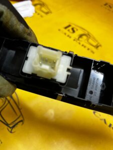 PANEL PRZEŁĄCZNIK SZYBY DRZWI PRZÓD PRAWY DACIA JOGGER