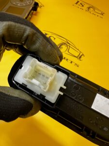 PANEL PRZEŁĄCZNIK PRZYCISK SZYBY PRZÓD PRAWY PASAŻERA DACIA DUSTER II 2