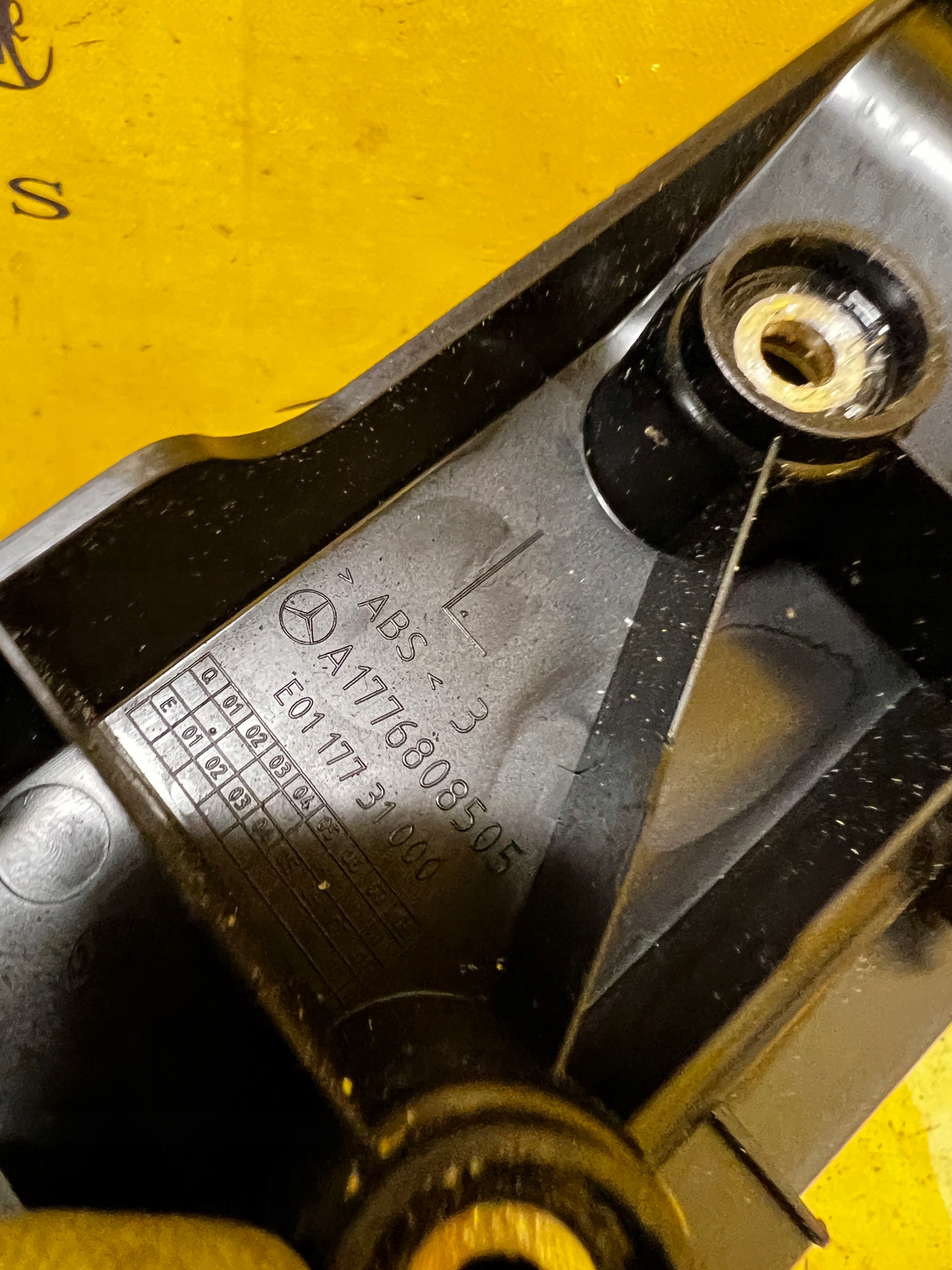 MOCOWANIE PÓŁKI BAGAŻNIKA LEWE MERCEDES W177