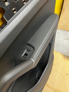 BOCZEK DRZWI BOSE PRAWY PORSCHE CAYENNE COUPE 9Y3 HYBRID