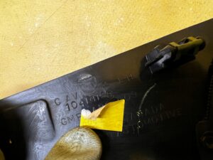 OSŁONA MASKOWNICA GŁOŚNIKA TYŁ LEWA CHEVROLET CORVETTE C5 97-04