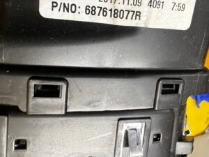 KRATKA NAWIEWU ZEWNETRZNA LEWA DESKI KONSOLI RENAULT KOLEOS II