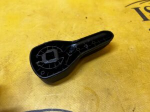 RĄCZKA REGULACJI FOTELA PRAWA DACIA SANDERO III