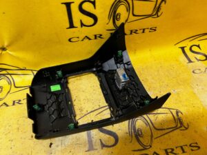 OSŁONA PLASTIK ZAŚLEPKA KRATKI NAWIEWU PORT USB BMW F40