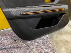 BOCZEK TAPICERKA DRZWI LEWY PRZÓD DACIA SANDERO III STEPWAY 2023R EU