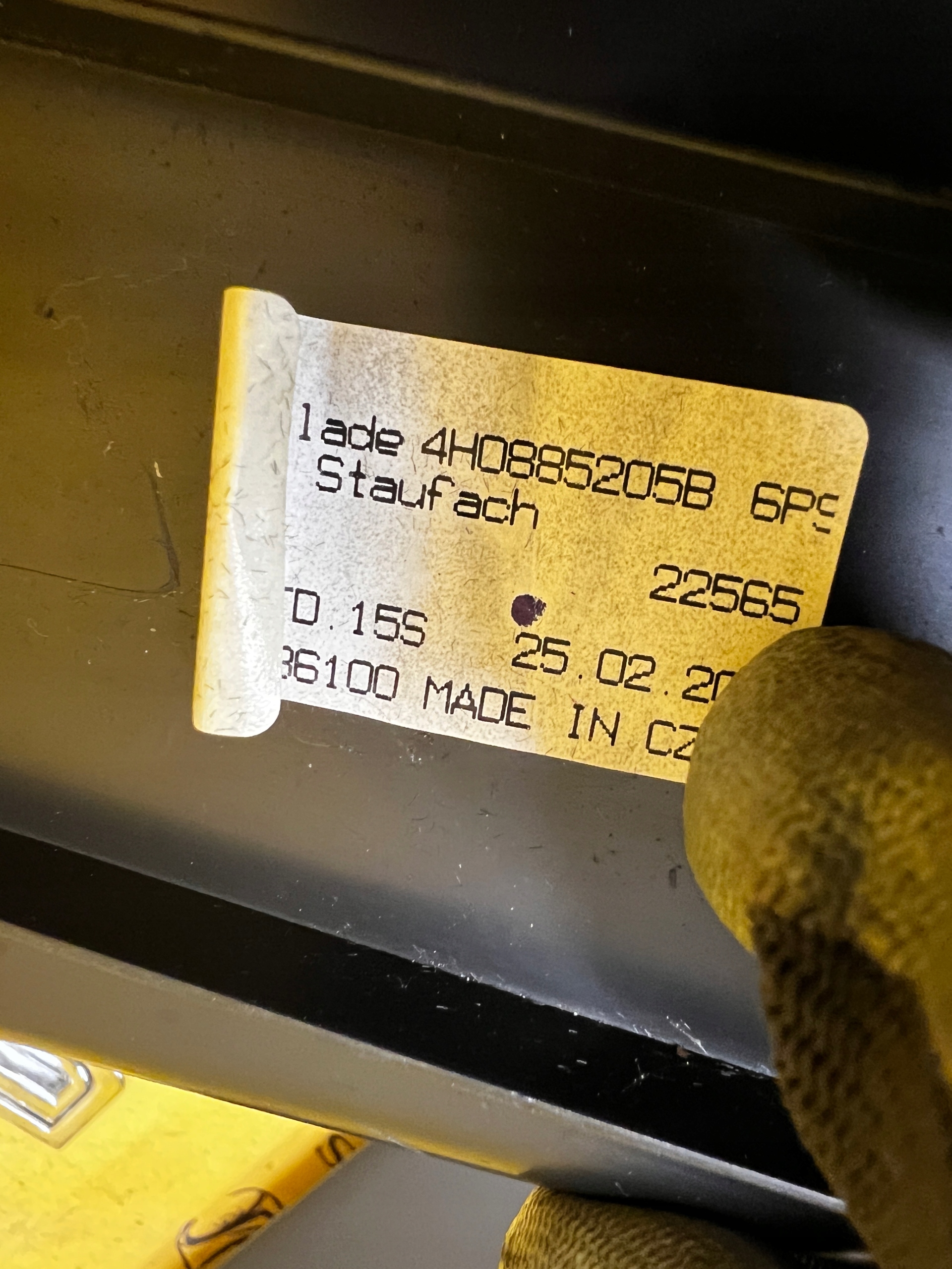 SCHOWEK SKRYTKA NA APTECZKĘ AUDI A8 D4