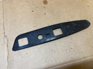 USZCZELKA RELINGU DACHOWEGO PRZÓD PRAWA NISSAN X-TRAIL III T32