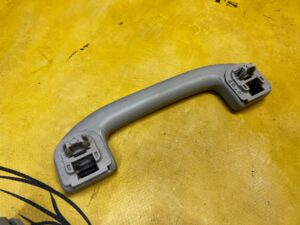 RĄCZKA UCHWYT PODSUFITKI PRZÓD PRAWY NISSAN X-TRAIL T32