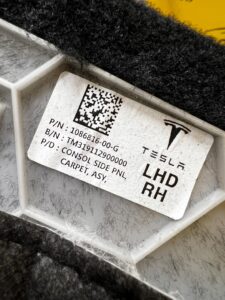 OSŁONA ZAŚLEPKA DESKI KONSOLI PRAWA TESLA MODEL 3 PRZEDLIFT