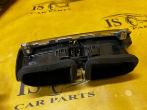 KRATKA NAWIEWU ŚRODKOWA DESKI INFINITI Q30 EUROPA