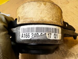 ŁAPA MOCOWANIE PODUSZKA SILNIKA MERCEDES GL X166 4.7 V8