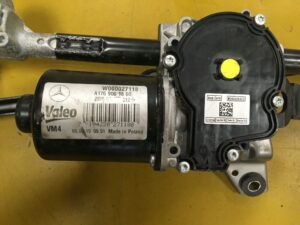 MECHANIZM WYCIERACZEK INFINITI Q30 MERCEDES W176