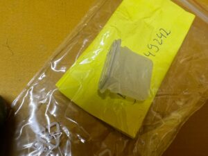 SPINKA MOCOWANIE BOCZKA DRZWI PRZÓD BMW X5 E53 NOWA OEM