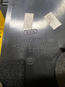 OSŁONA BOCZEK DESKI KONSOLI PRAWA AUDI A8 D5 4N