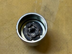 NASADKA ADAPTER ŚRUBY ZABEZPIECZAJĄCEJ KOŁA BMW KOD 054 NOWY OEM