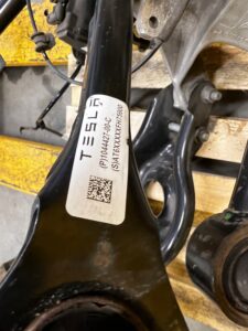 ZWROTNICA TYŁ KOMPLETNA ZACISK LEWA TESLA MODEL 3 2WD