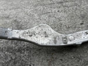 WAHACZ GÓRNY TYŁ TYLNY PRAWY NISSAN X-TRAIL T32