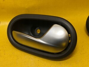 KLAMKA DRZWI WEWNĘTRZ PRAWY PRZÓD DACIA SANDERO II