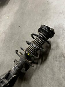 NOGA ZWROTNICA AMORTYZATOR PRZÓD PRAWY PEUGEOT 3008 II 5008 II 1.6 BLUE HDI