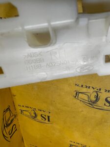 MOCOWANIE OSŁONY POSZYCIA SŁUPKA PRZÓD PRAWY FORD FIESTA MK8