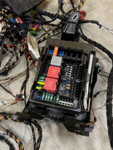 WIĄZKA INSTALACJA OKABLOWANIE SKRZYNKA BEZPIECZNIKÓW MERCEDES C-KLASA W206