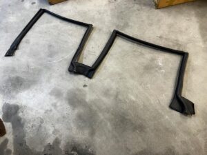 USZCZELKA DRZWI SZYB KAROSERII GÓRNA LEWA 4 DRZWI FORD BRONCO 21-