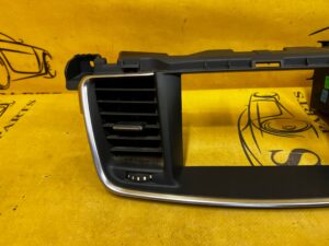 KRATKA NAWIEWU ŚRODKOWA RAMKA NAWIGACJI OSŁONA DESKI PEUGEOT 508 I EU