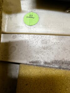 POSZYCIE OSŁONA OBUDOWA SŁUPKA ŚRODKOWEGO B PRAWY MERCEDES CLS W218