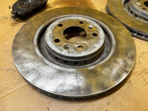 KOMPLET TARCZE KLOCKI HAMULCOWE PRZÓD TYŁ NISSAN QASHQAI III J12 1.5 B