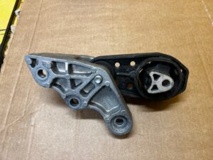 ŁAPA MOCOWANIE PODUSZKA SKRZYNI BIEGÓW FORD FIESTA MK8 1.0 ECOBOOST