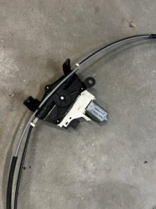 MECHANIZM ROLETY BAGAŻNIKA LINKI SILNICZEK AUDI SQ7 Q7 4M0