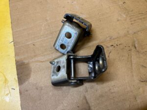 KOMPLET ZAWIASY DRZWI TYŁ LEWY PEUGEOT 2008 II EVL