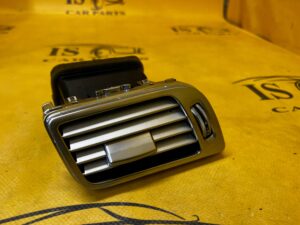 KRATKA NAWIEWU LEWA DEKOR DESKI KONSOLI MERCEDES CLS W218 EU