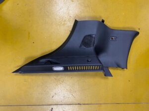 LEWY BOCZEK TAPICERKA BAGAŻNIKA INFINITI Q30