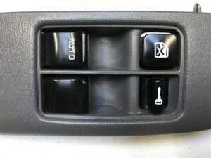 PRZEŁĄCZNIK SZYB LEWY TYŁ NISSAN X-TRAIL T32