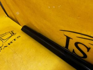 LISTWA OKIENNA SZYBOWA ZGARNIAJĄCA DRZWI TYŁ LEWY MERCEDES C-KLASA W206