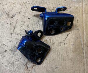 KPL ZAWIASY DRZWI PRZÓD LEWY FORD BRONCO 21- VELOCITY BLUE PEARL METALIC