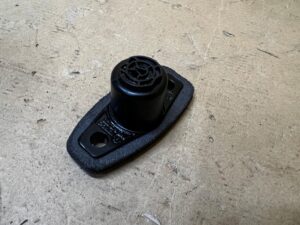 ODBOJNIK MASKI POKRYWY SILNIKA PRAWY PORSCHE MACAN 95B