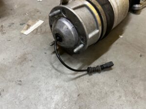 AMORTYZATOR PNEUMATYCZNY MIECH PRZÓD LEWY PORSCHE CAYENNE II 7P5 GTS