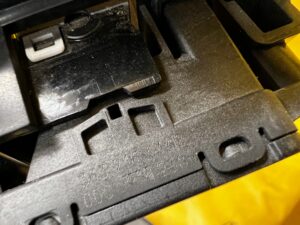 RAMKA OSŁONA DEKOR TUNELU ŚRODKOWEGO RENAULT KADJAR EU